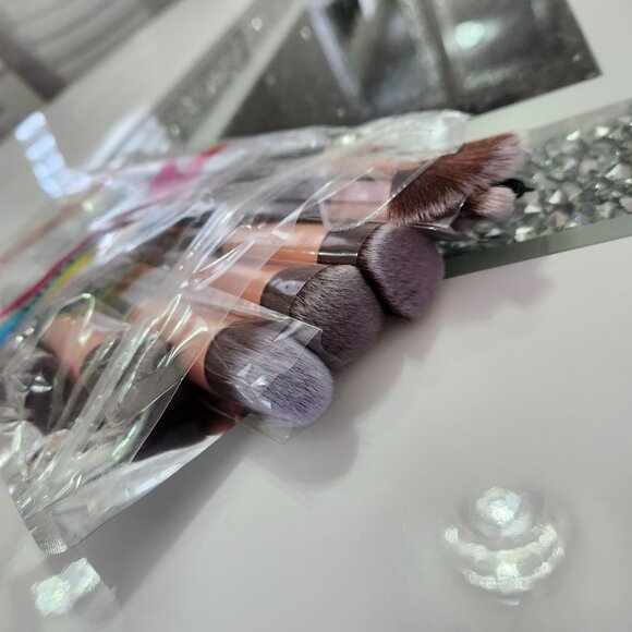 Super Soft Make-Up Brushes and Faux Pearl Necklace Combo - Picture 4 of 5